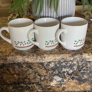 Set of 3 vintage 1987 Arby’s holiday coffee mugs with hollyberry design
